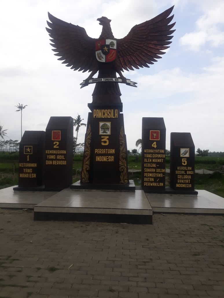 foto: Tugu Pancasila di persimpangan jalan areal persawahan Desa Wonosari