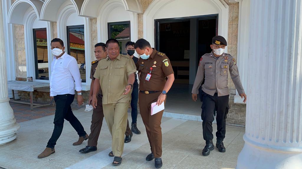 foto: Mantan Ketua APDESI dibawa ke Kantor Kejaksaan Negeri Kabupaten Bekasi