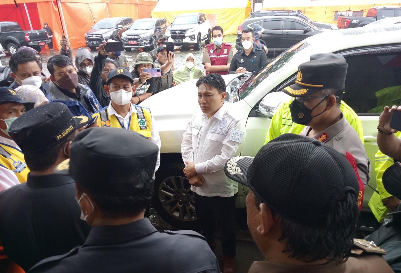 foto: Ketua DPRD Kabupaten Bekasi, BN Holik Qodratullah saat tinjau lokasi tanggul