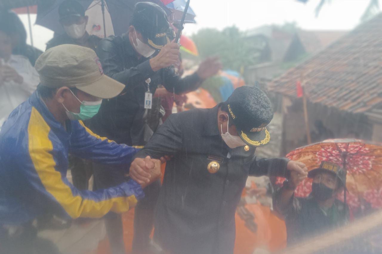 foto: hujan deras disertai petir saat Plt. Bupati Bekasi kunjungi Kampung Tapak Serang, Bekasi (18/01/2022)