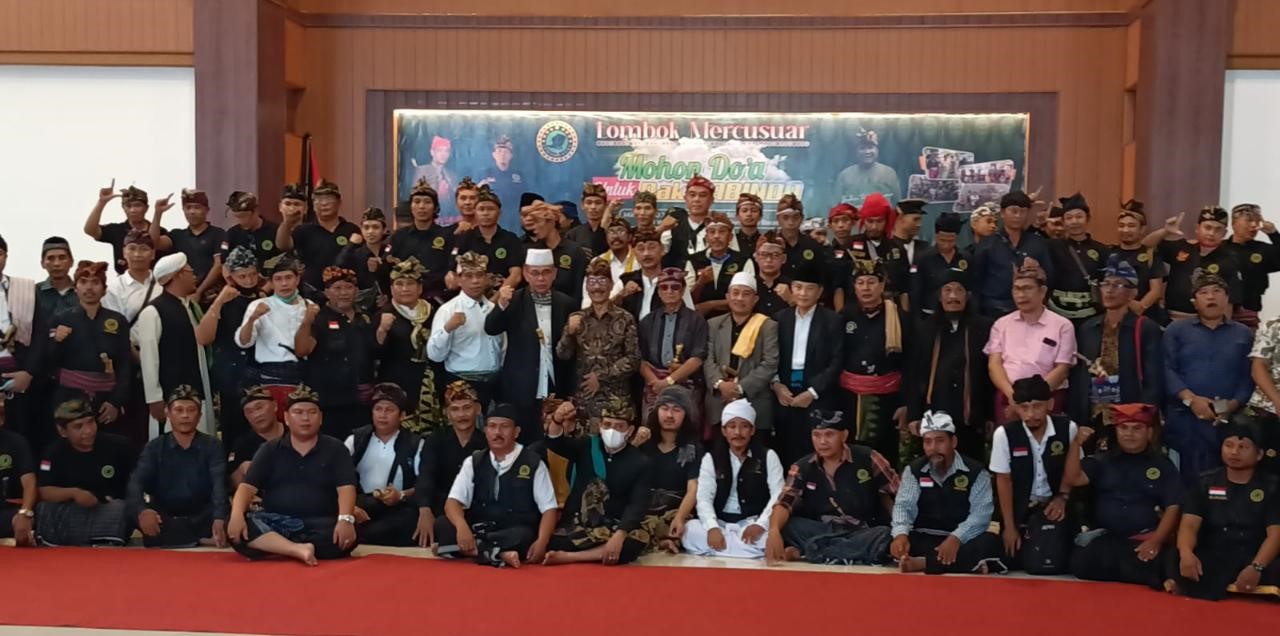 foto: bersama sejumlah pengurus dan anggota Laskar Sasak.