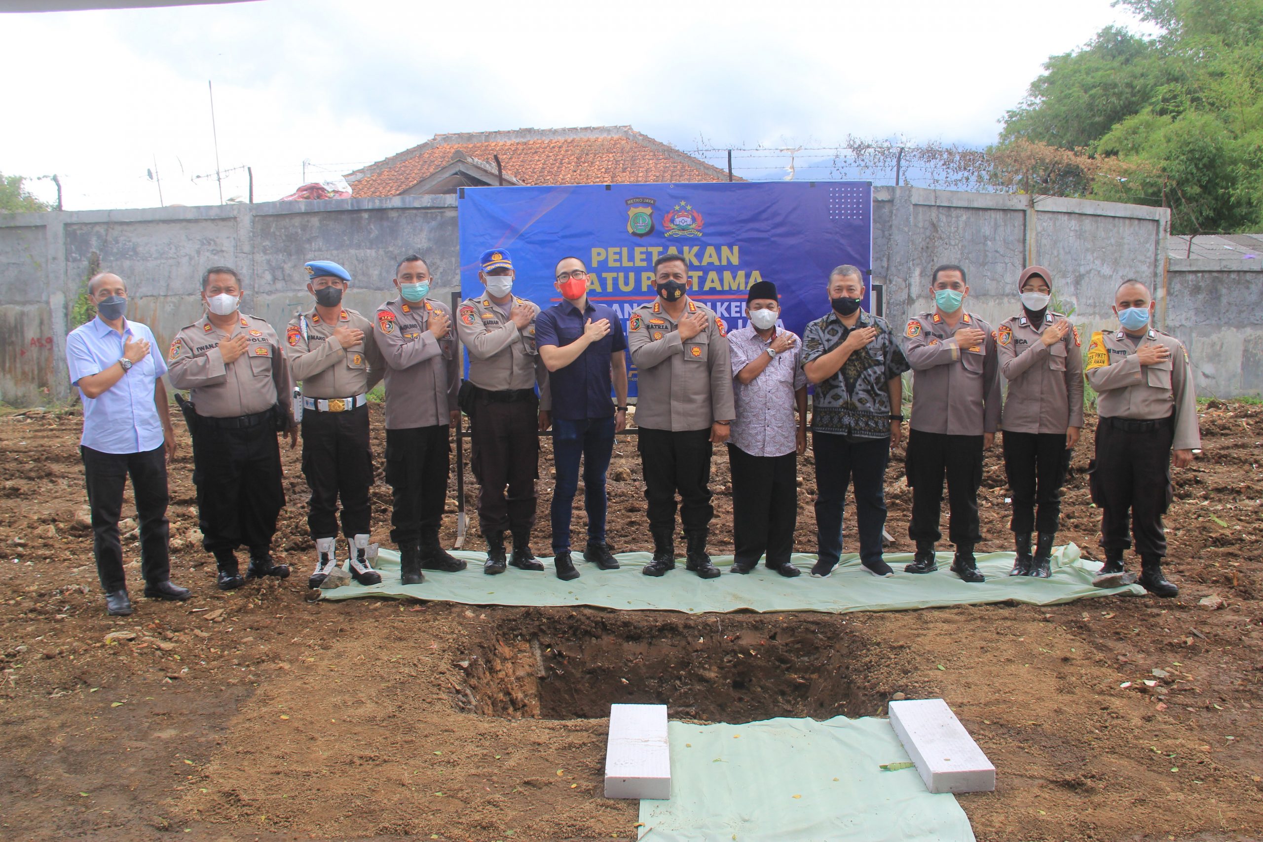 foto: Foto bersama di prosesi peletakan batu pertama pembangunan 20 kelas baru SPN PMJ
