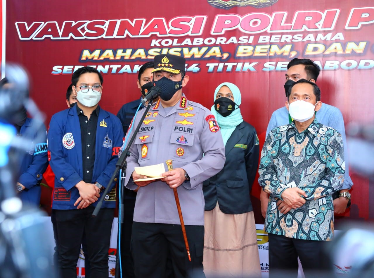 foto: Kapolri Jenderal Listyo Sigit Prabowo meninjau secara langsung kegiatan akselerasi vaksinasi di GOR Universitas Trisakti