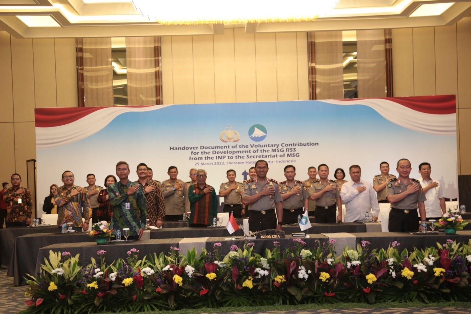foto: foto: Foto bersama dalam kegiatan Handover Document of the Voluntary Contribution di Hotel Sheraton Grand Jakarta