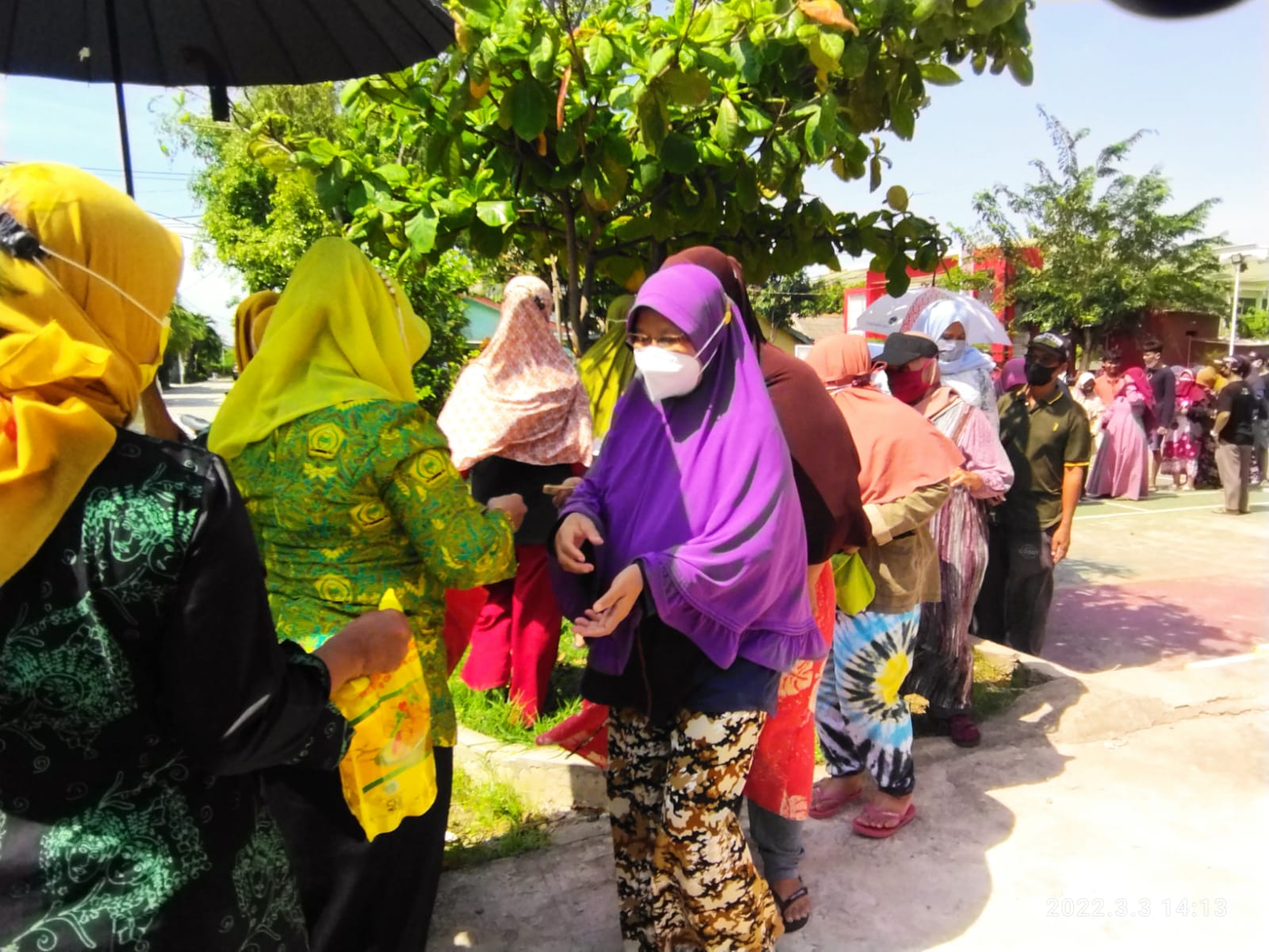 foto: Hj Siti Qomariyah Pengurus Al Hidayah DPP Partai Golkar memimpin langsung pendistribusian minyak goreng murah