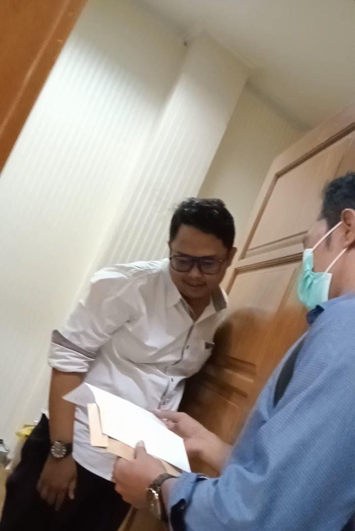foto: Direktur PT. Mahkota Karisma Utama saat menunjukan surat undangan ke staf DPRD Komisi III