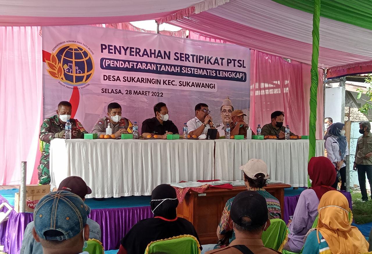 foto: Acara Penyerahan Sertifikat PTSL di Desa Sukaringin