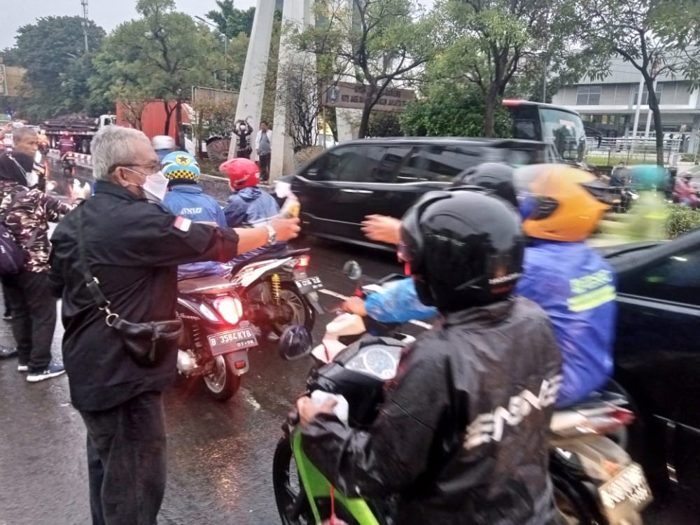 foto: SMSI Kota Bekasi berbagi takjil gratis