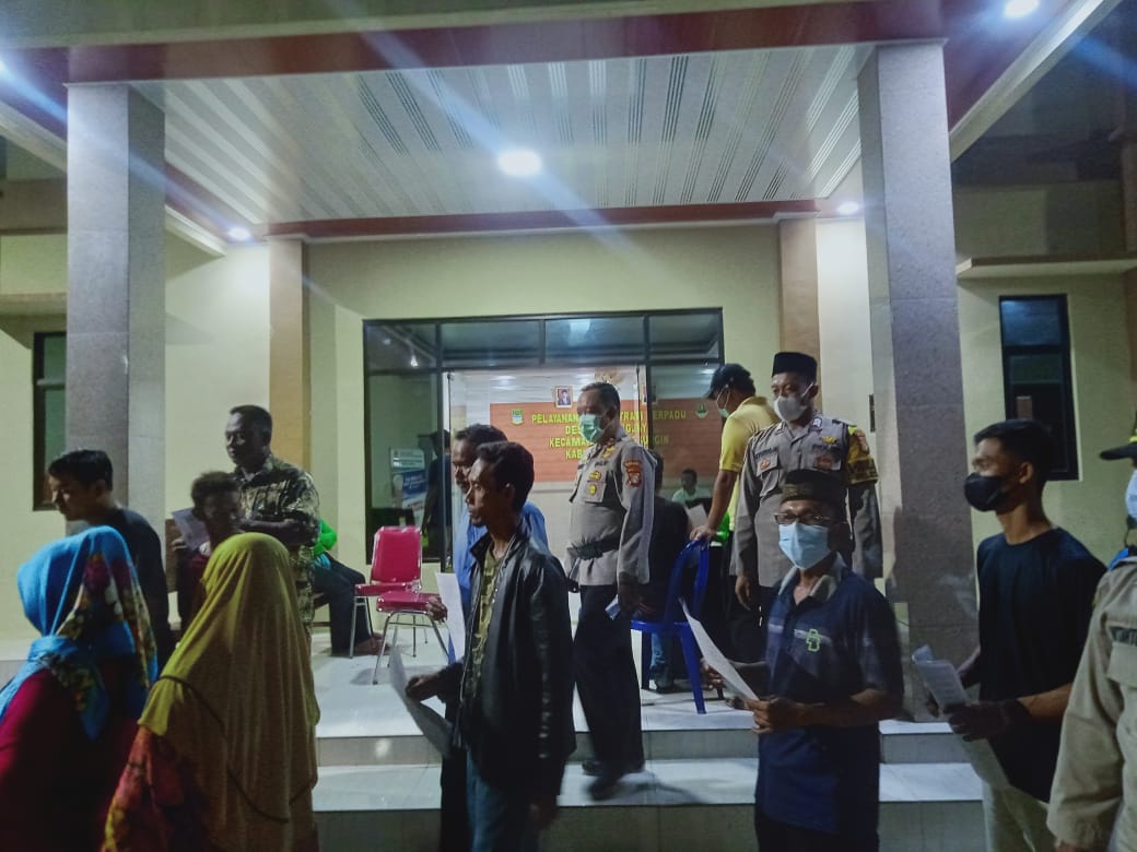 foto: Animo warga mengantri vaksinasi 1, 2 dan 3 di Kantor Desa Cabangbungin.