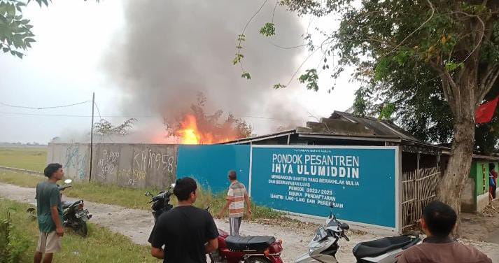 foto: Satu rumah warga hangus terbakar akibat arus pendek listrik