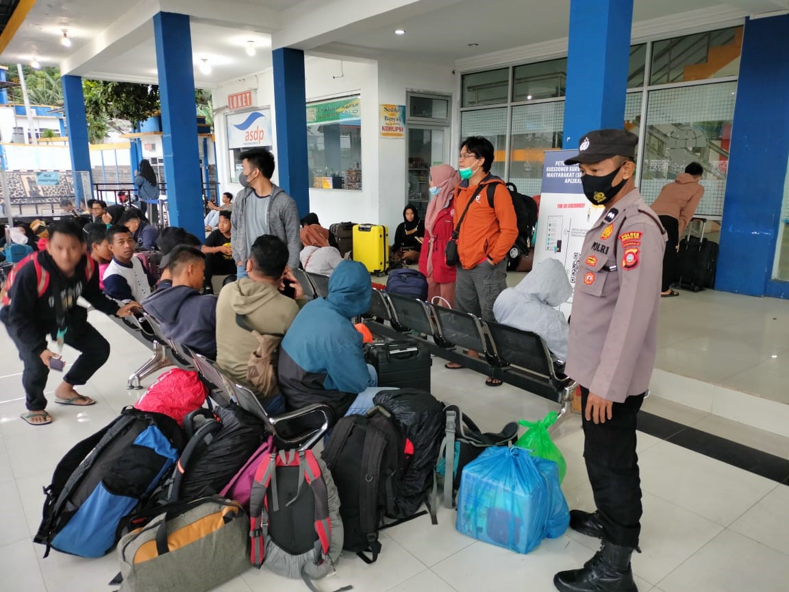 foto: Polsek Kawasan Pelabuhan Gorontalo imbau kepada penumpang untuk jaga prokes