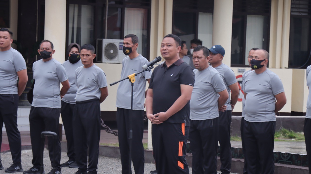 foto: AKBP Ardi Rahananto, S.E., S.I.K., M.Si., pimpin apel perdana di Mapolres Gorontalo Kota