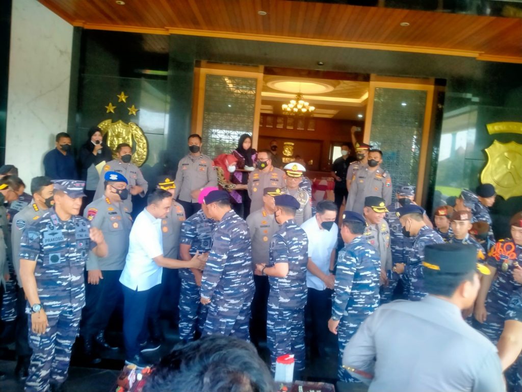 foto: Sebagai Ujud Sinergitas, Prajurit Menart 2 Mar Kunjungi Mapolda Jatim