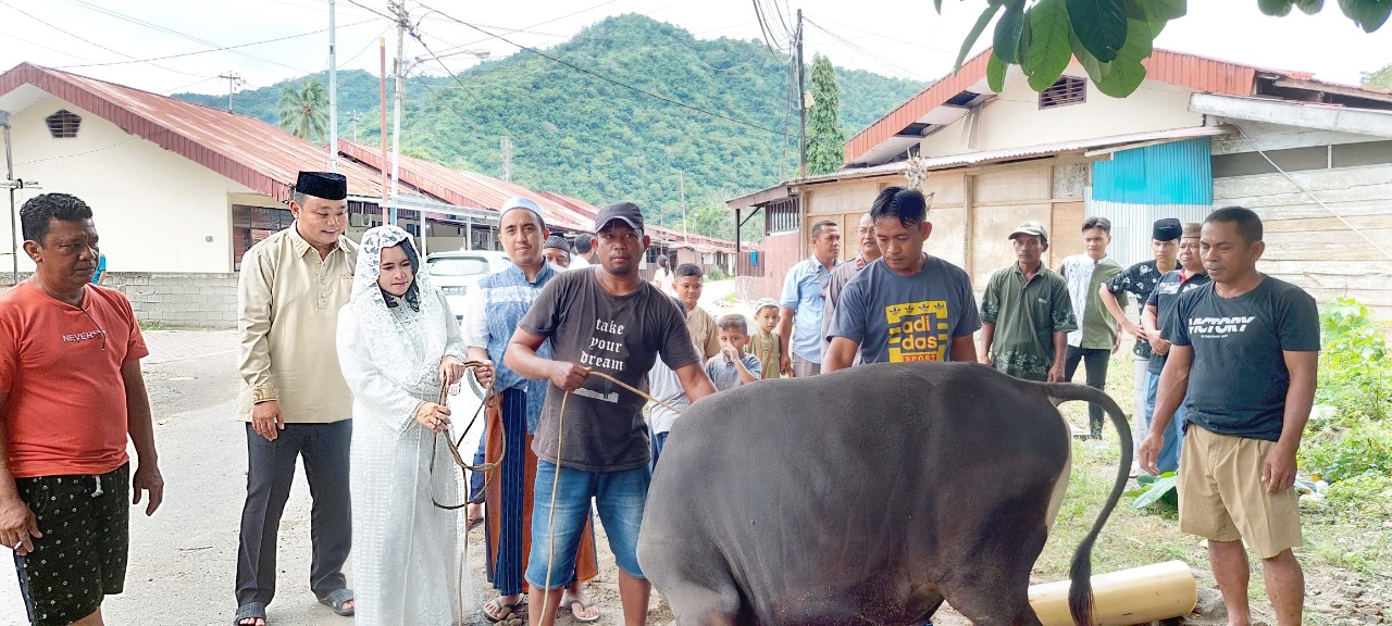 foto: Kapolres Gorontalo Kota Serahkan Hewan dan Daging Kurban