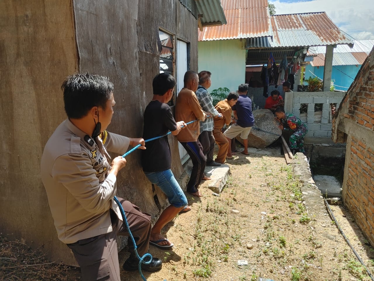 foto: Bhabinkamtibmas Bantu Evakuasi Longsoran Batu yang Menimpa Rumah Warga