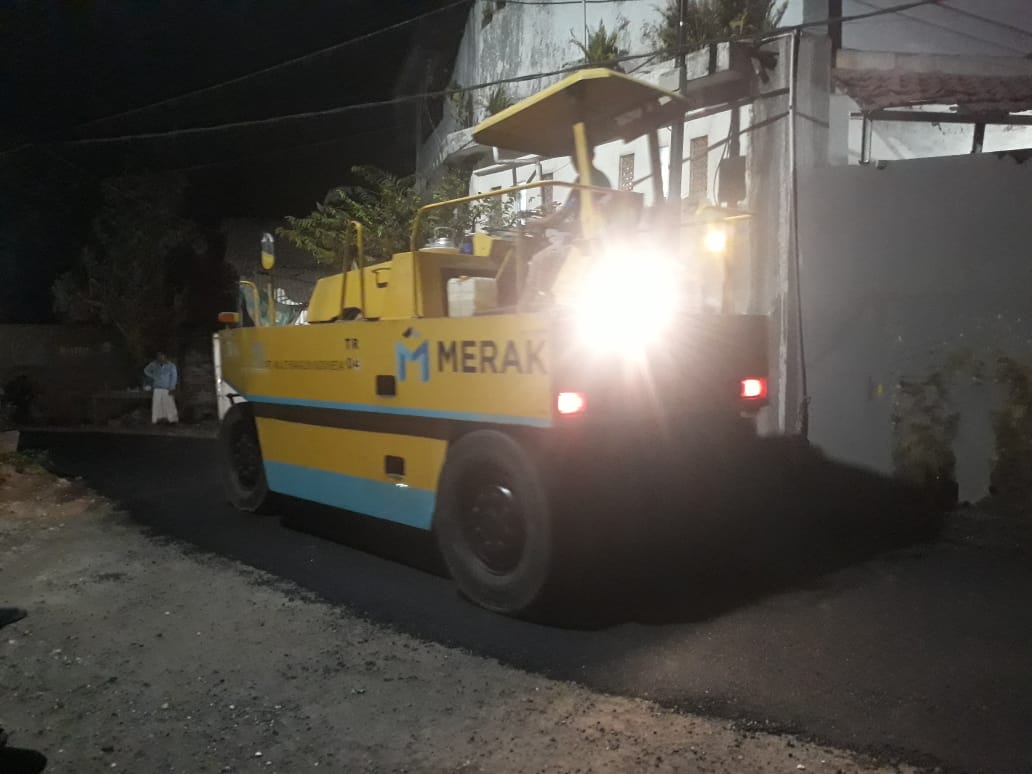 foto: Proses Pengerjaan Pemeliharaan Jalan Di Wilayah Kecamatan Balung Menjelang Masa Kontrak Berakhir.