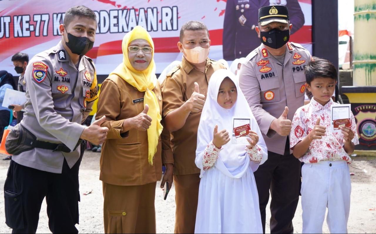 foto: foto bersama Kapolres Gorontalo Kota dalam pelaksanaan gebyar vaksinasi