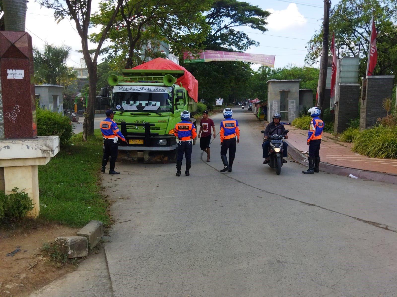 foto: Langgar aturan, dump truk dihentikan Dishub dan warga