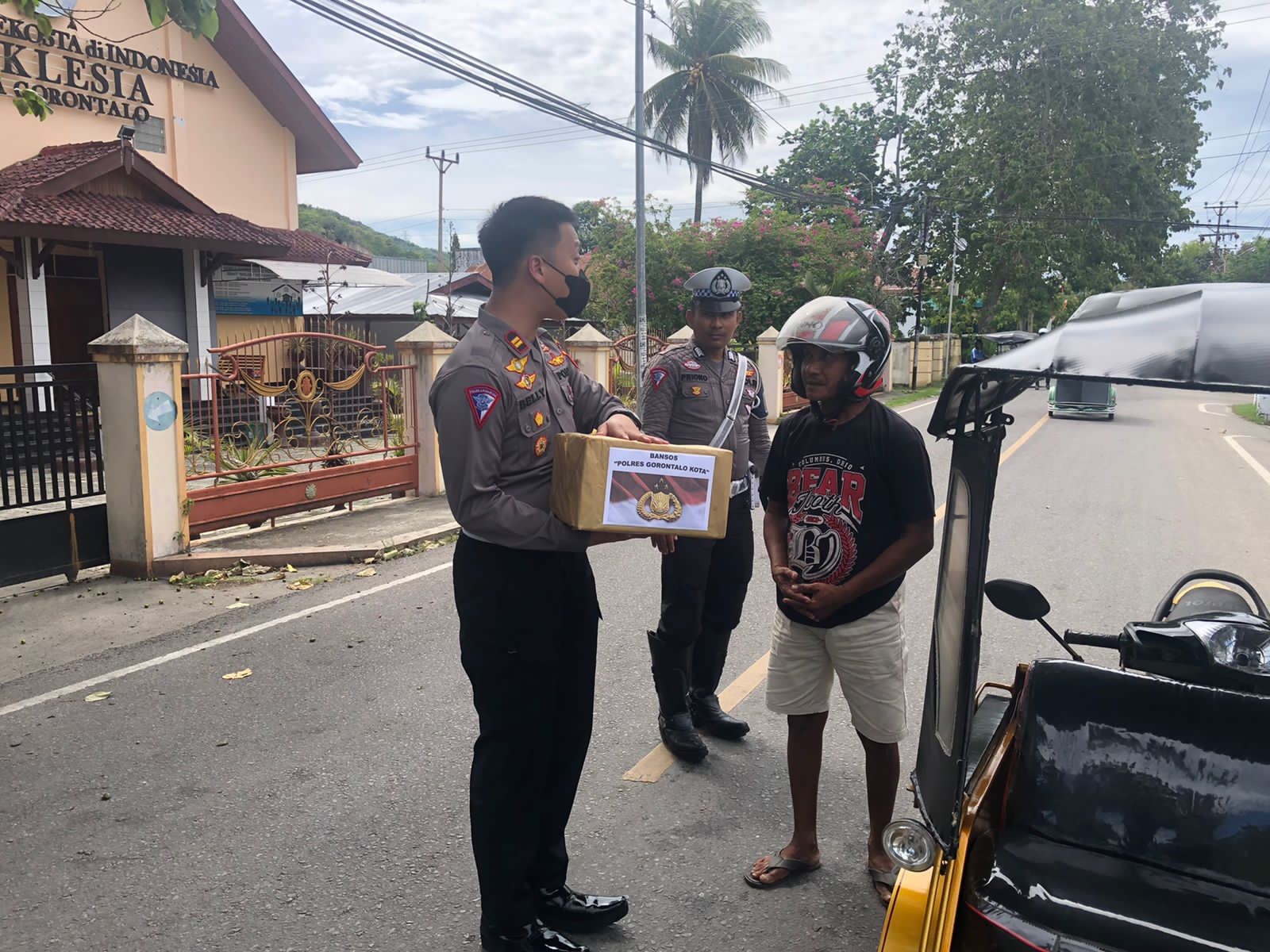 foto: Pasca kenaikan BBM, Jajaran Sat Lantas Polres Gorontalo Kota bagikan paket sembako