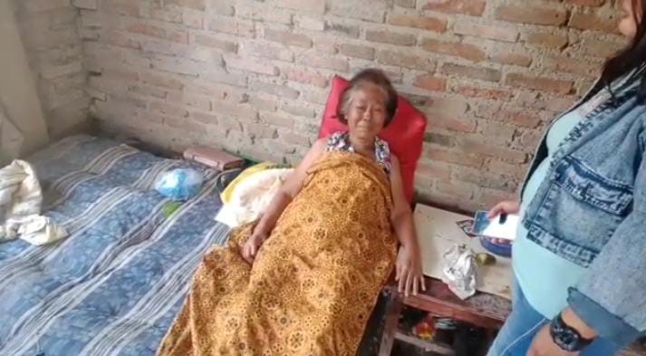 foto: Ibu Sukarsih warga Pebayuran mengalami sakit struk, butuh uluran tangan