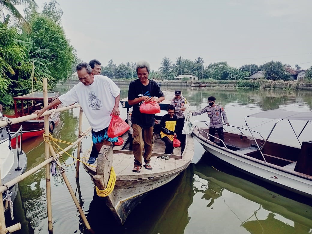 foto: Polsek Muaragembong bagikan sembako kepada nelayan