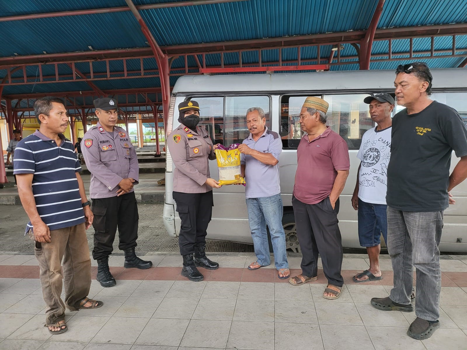 foto: Polsek Dungingi Polres Gorontalo Kota bagikan paket sembako kepada warga pasca kenaikan harga BBM