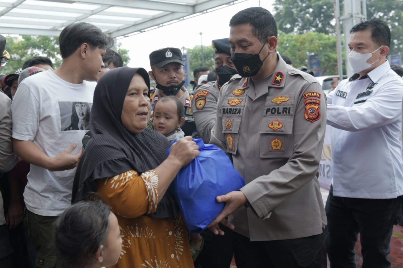 foto: Polda Jabar bagikan bantuan sembako pasca kenaikan BBM