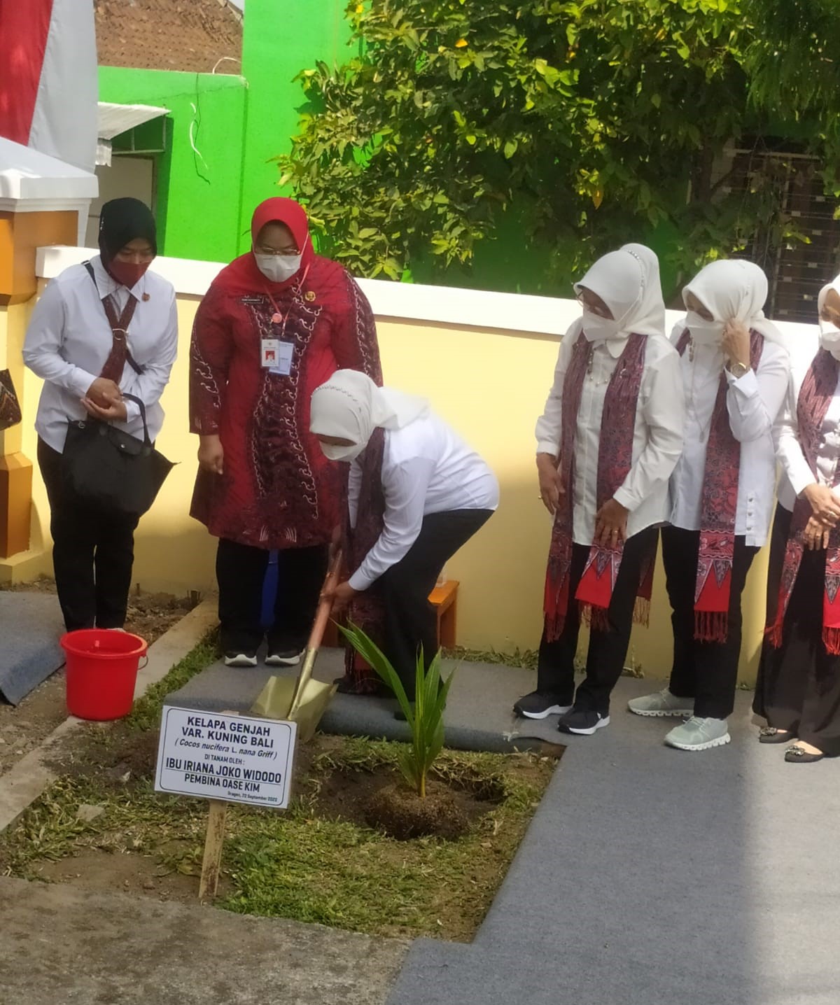 foto: Ibu Iriana Joko Widodo melakukan penanaman secara simbolis didampingi oleh Bupati Sragen