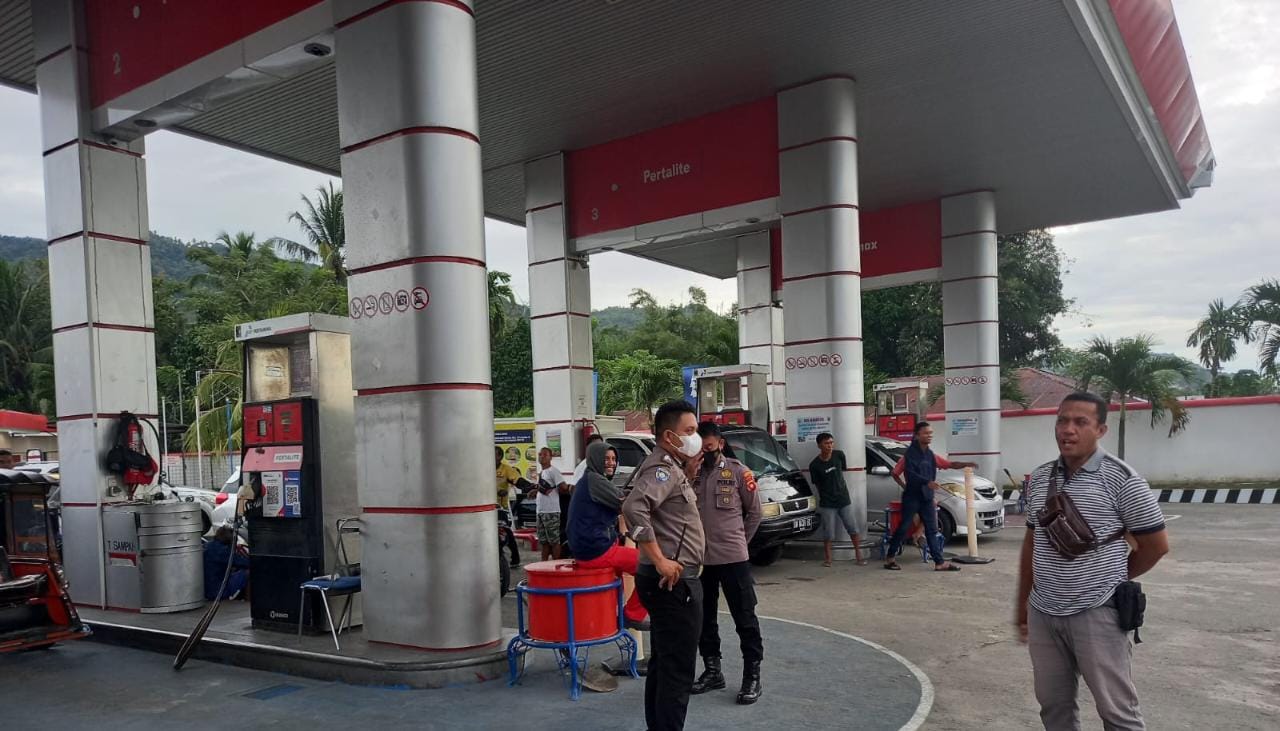foto: Antisipasi Kenaikan Harga BBM, Polsek Kota Barat Lakukan Patroli di SPBU