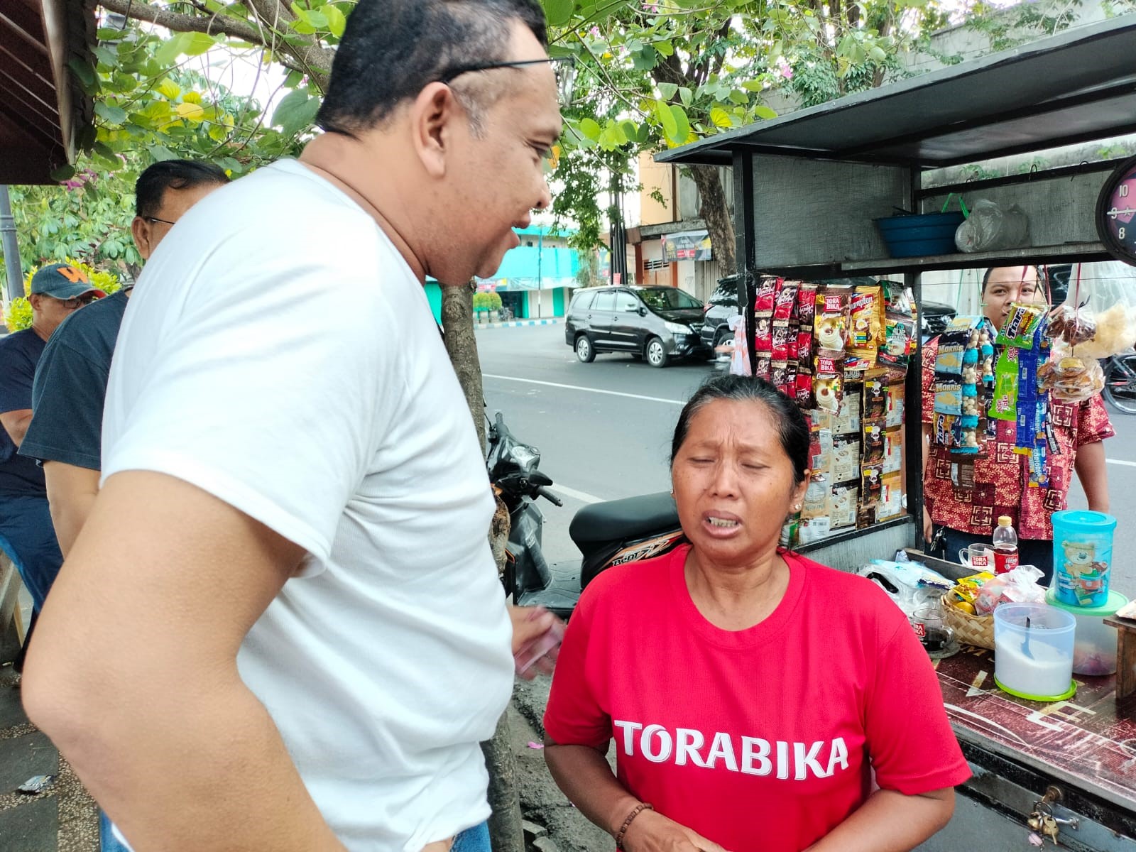 foto: Ir. H. Afriansyah Noor saat menghampiri Ibu Nuning penjual nasi bungkus