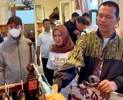 foto: Walikota Surakarta ajak Walikota peserta APEKSI untuk berbelanja batik dan mencanting kain batik
