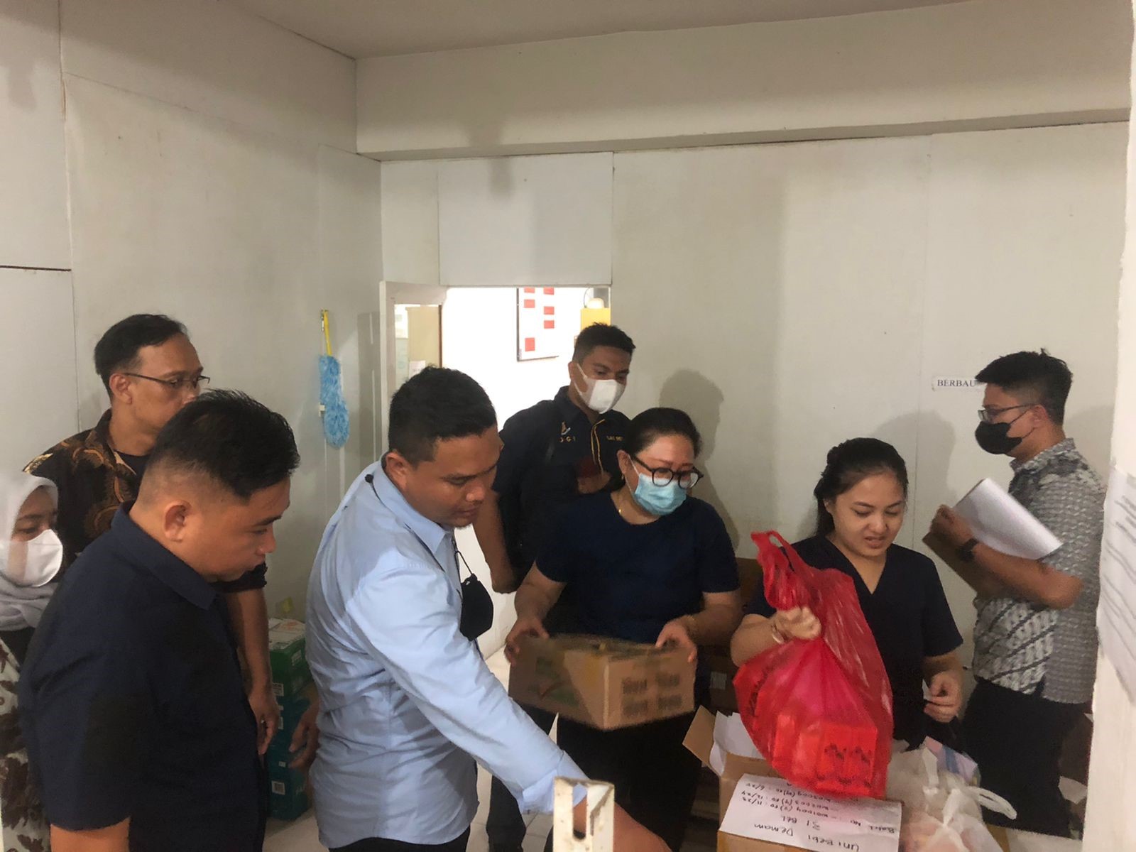 foto: Tim gabungan temukan obat sirup anak di apotek, belum ditarik oleh pihak distributor