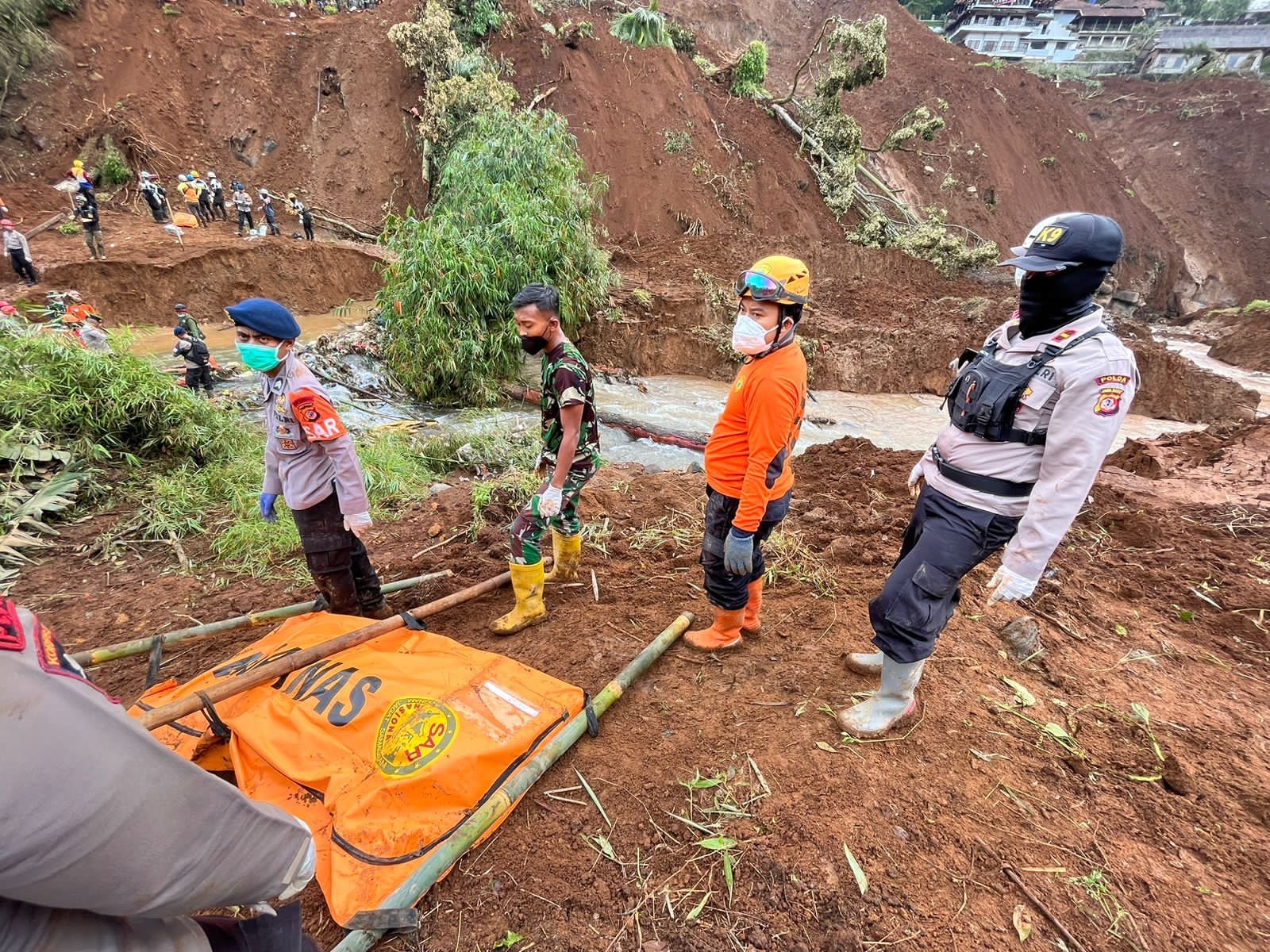 foto: 5 jenazah korban gempa bumi & tanah longsor di Cianjur berhasil ditemukan