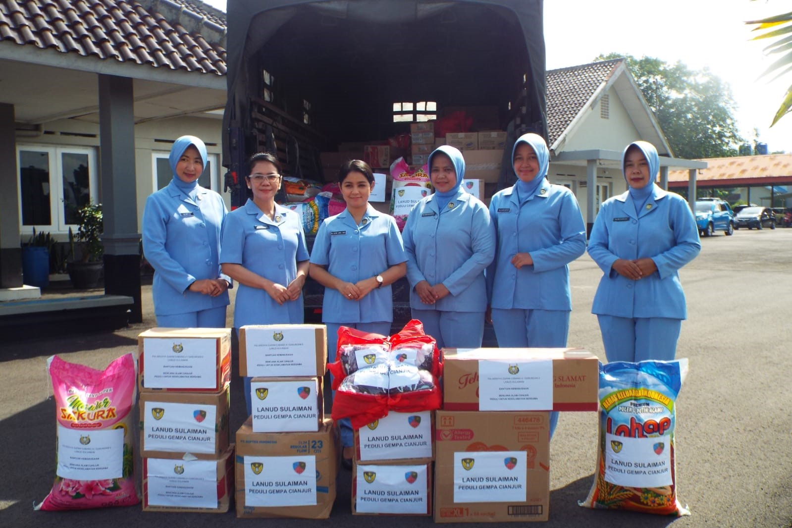foto: Pasca gempa bumi Cianjur, TNI AU Lanud Sulaiman serahkan bantuan untuk korban