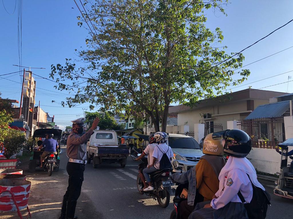 foto: Personel Lalu Lintas Polresta Gorontalo Kota lakukan pengaturan lalu lintas di pagi hari