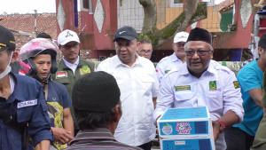 foto: Wamenaker RI dan Rombongan Serahkan Bantuan untuk Korban Gempa Cianjur.