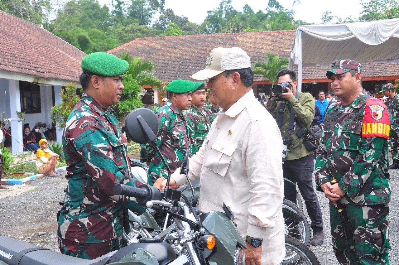 foto: Menteri Pertahanan RI Letnan Jenderal TNI (Purn) Prabowo Subianto beri kendaraan bermotor bagi Babinsa
