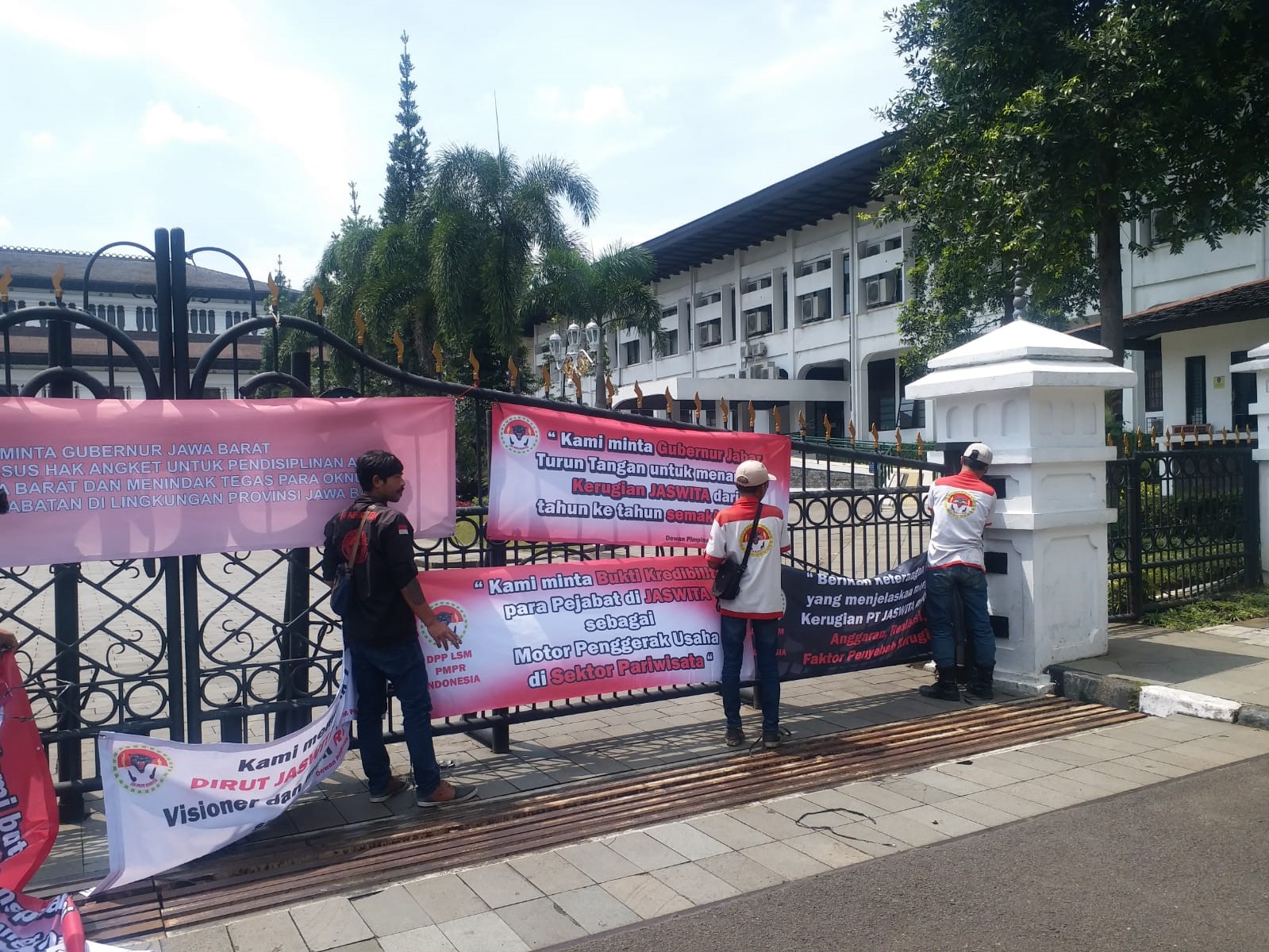 foto: LSM PMPRI memasang spanduk di Gerbang depan Kantor Gubernur Jabar
