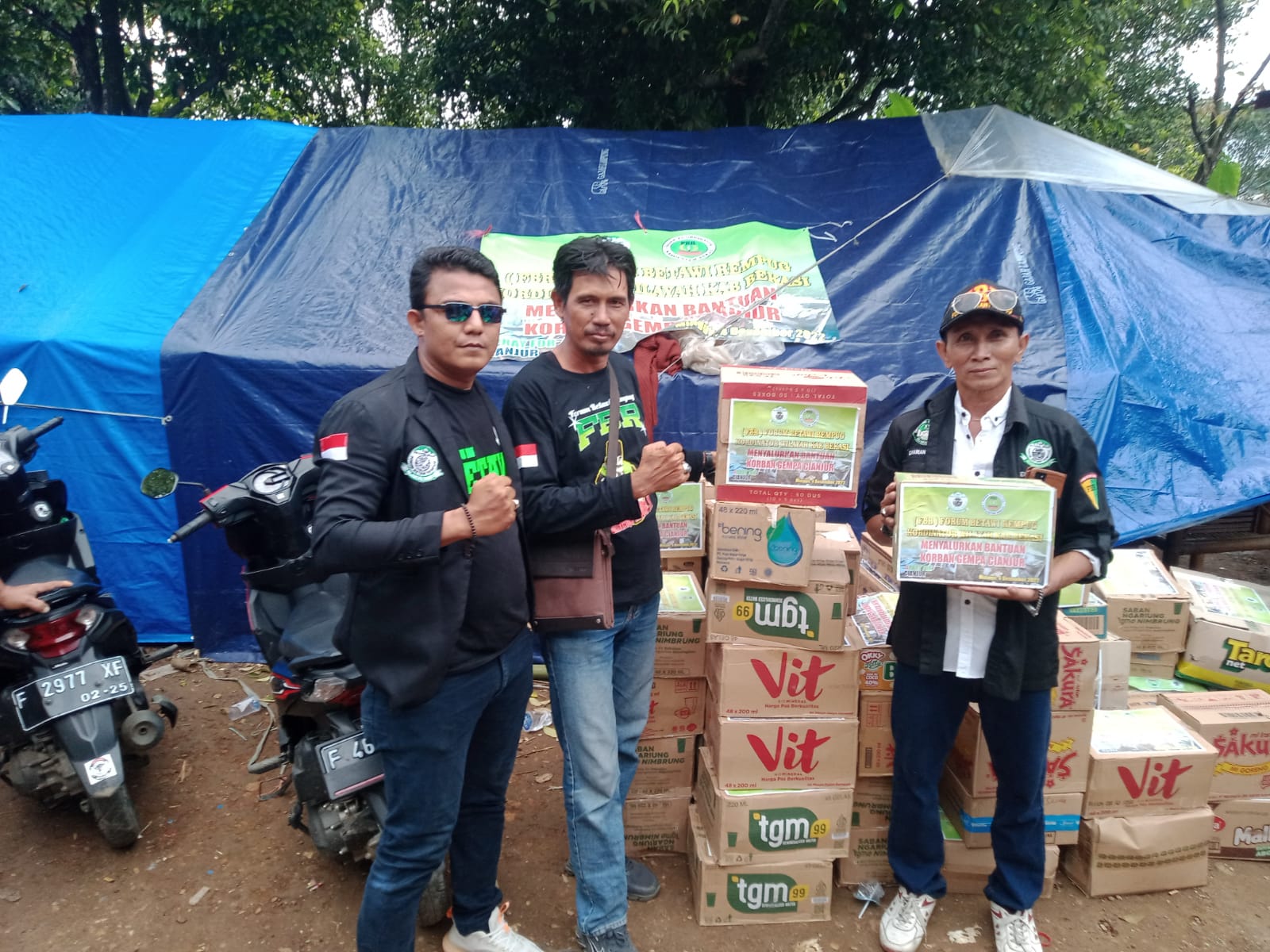foto: FBR Kab. Bekasi bagikan sembako untuk korban gempa Cianjur.