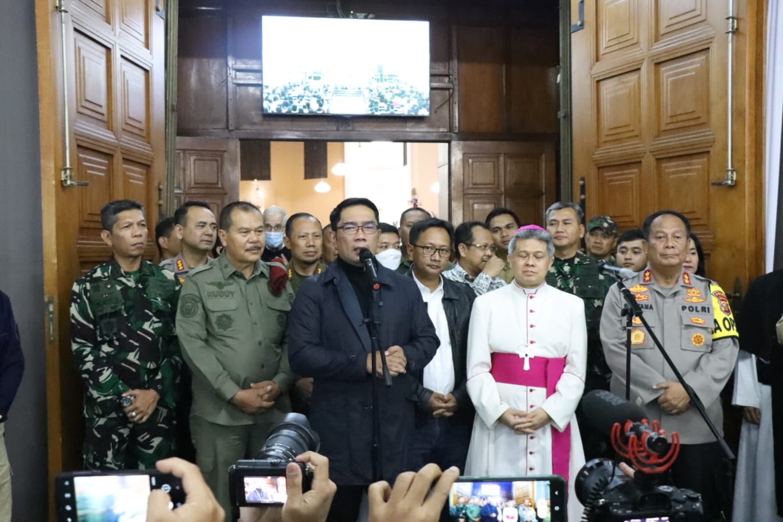 foto: Kapolda Jabar didampingi Gubernur Jabar bersama Forkopimda cek perayaan Natal di Gereja Katedral Bandung