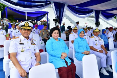 foto: Pangkoarmada II Laksda TNI Dr.TSNB Hutabat Beserta Ny. Dhira Hutabat