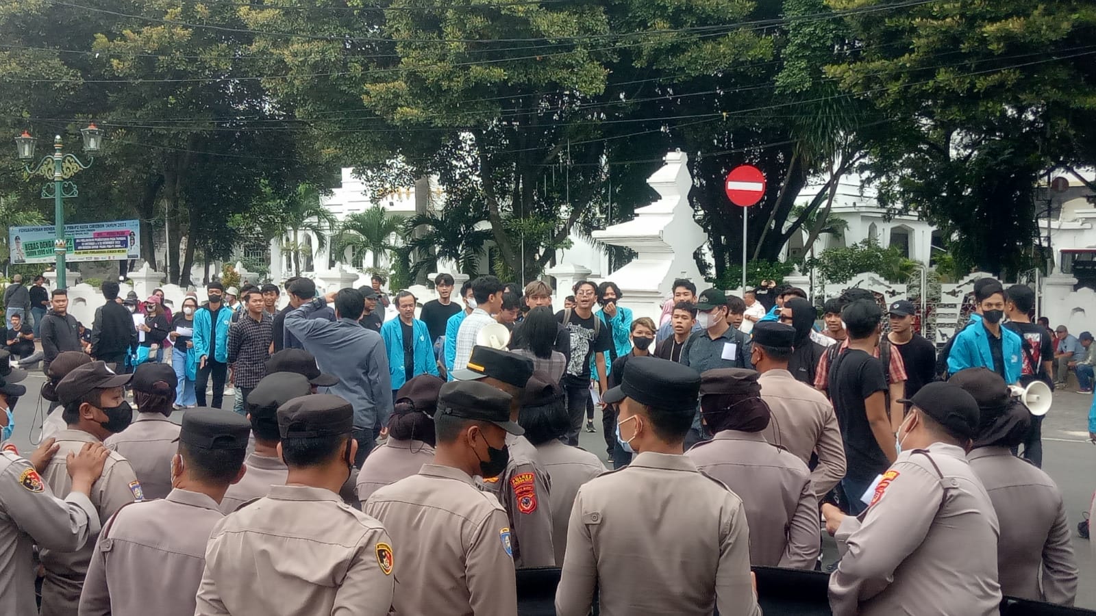 foto: Aksi Unjuk Rasa Aliansi Mahasiswa UGJ Cirebon Tolak KUHP dan Kenaikan Harga BBM.