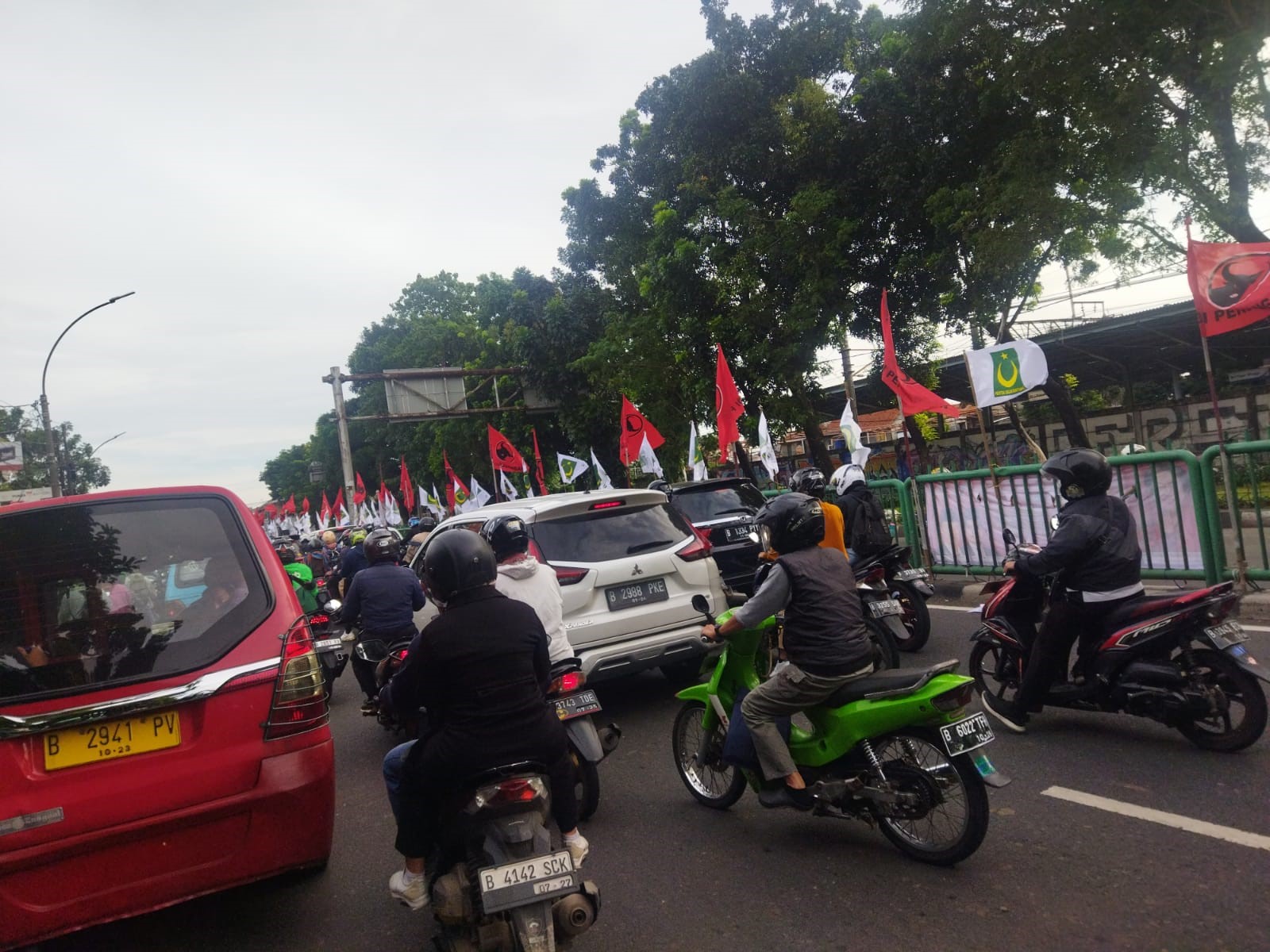 foto: Bendera PDI-P dan PBB dipasang berdampingan