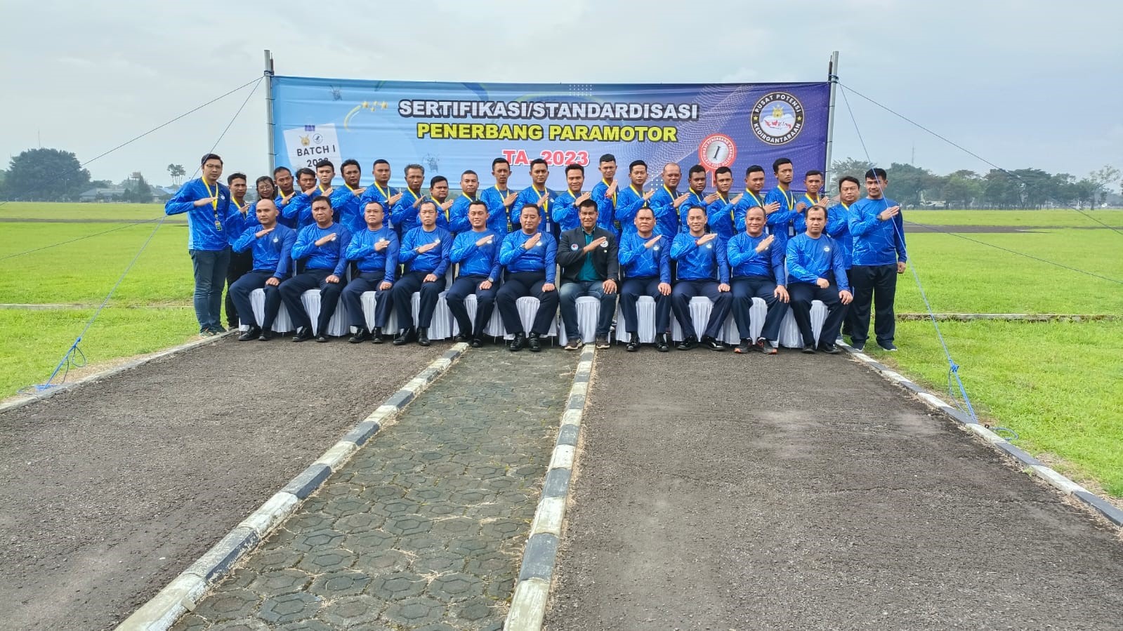 foto: foto bersama dalam Pembukaan Sertifikasi/Standardisasi Penerbang Pesawat Paramotor Tahun 2023