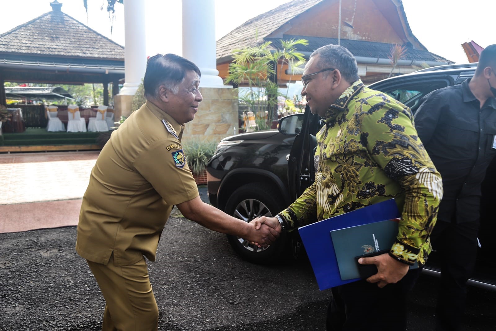 foto: Wamenaker RI disambut oleh Bupati Tana Toraja Theofilus Allorerung