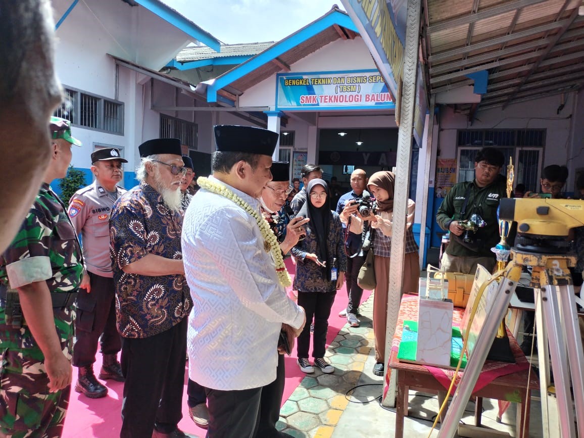 foto: Bupati Ir H. Hendy Siswanto, S.T. IPU saat tinjau tempat praktek siswa