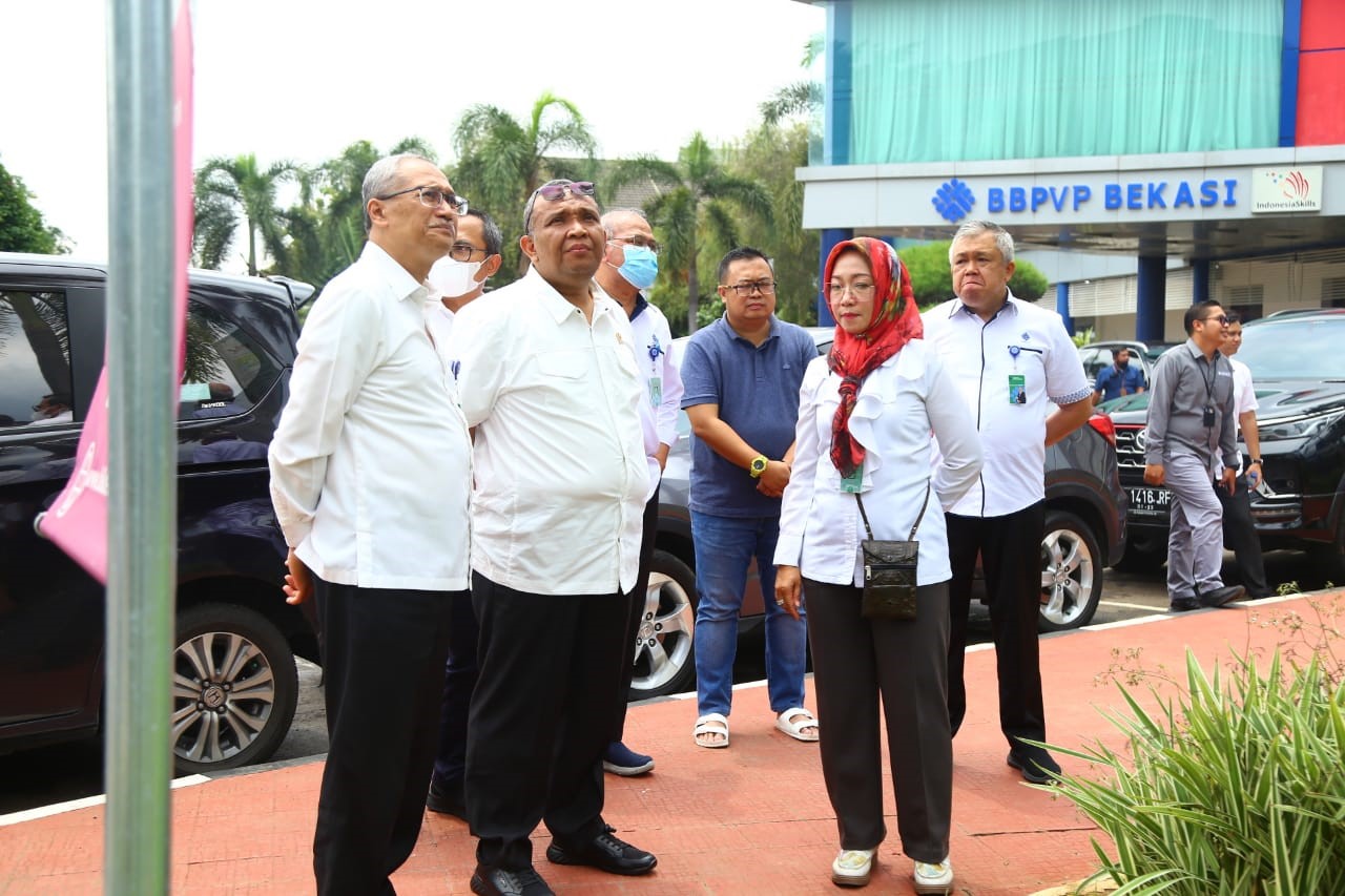 foto: Wamenaker RI tinjau lokasi kebakaran di gedung BBPVP Bekasi
