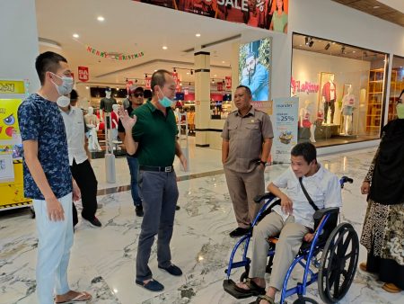 foto: Penyandang disabilitas Kusbandono saat berbincang dengan Owner Mall Larisso Balung Sabdo Adi Setiawan