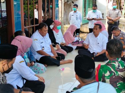 foto: Direktur RSD Balung dr. Nurullah Hidayaningtiyas beserta rombongan saat takziah