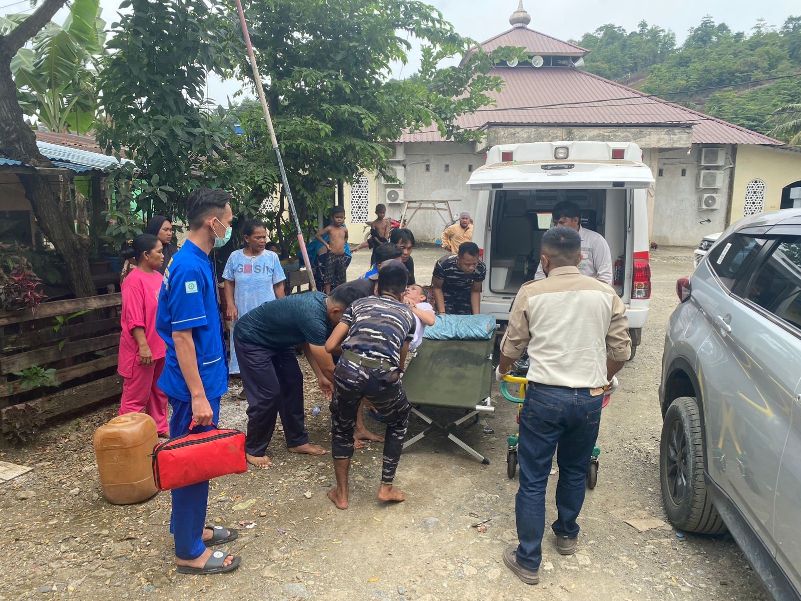 foto: Anggota Posmat Morowali evakuasi  korban